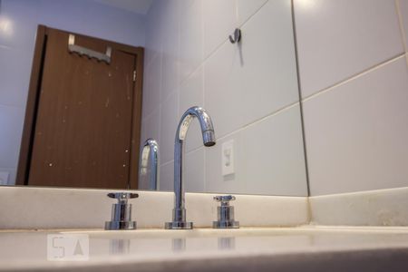 Banheiro social detalhe de apartamento para alugar com 1 quarto, 62m² em Sumaré, São Paulo