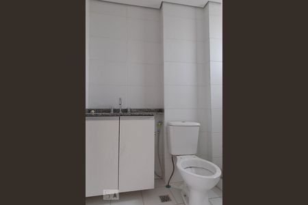 Banheiro da Suíte de apartamento para alugar com 3 quartos, 71m² em Passo da Areia, Porto Alegre