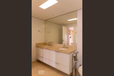 Apartamento à venda com 181m², 3 quartos e 4 vagasBanheiro da suíte 3