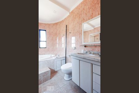 Casa à venda com 279m², 4 quartos e 5 vagasBanheiro suite 1