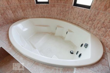 Casa à venda com 279m², 4 quartos e 5 vagasBanheiro suite 1