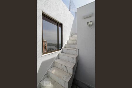 Apartamento à venda com 240m², 3 quartos e 2 vagasEscada 3 pavimento