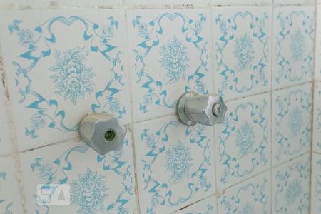 Detalhe do banheiro de apartamento para alugar com 3 quartos, 110m² em Azenha, Porto Alegre