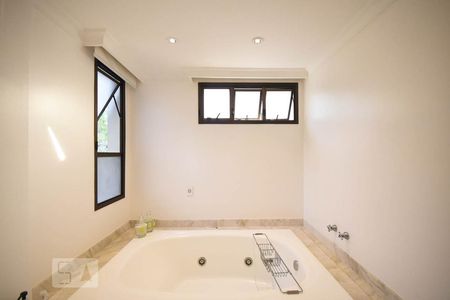 Apartamento à venda com 500m², 3 quartos e 6 vagasDetalhe do Banheiro Suíte 3