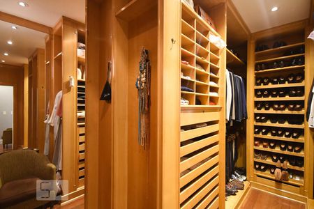 Apartamento à venda com 500m², 3 quartos e 6 vagasArmário da Suíte 3