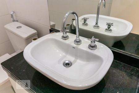 Detalhe do Banheiro do Corredor de apartamento para alugar com 2 quartos, 79m² em Empresarial 18 do Forte, Barueri