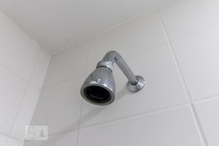 Detalhe do Banheiro do Corredor de apartamento para alugar com 2 quartos, 74m² em Jardim Tupanci, Barueri