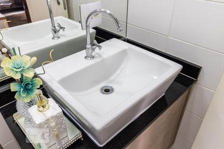 Detalhe do Banheiro do Corredor de apartamento para alugar com 2 quartos, 74m² em Jardim Tupanci, Barueri