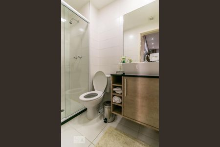 Banheiro do Corredor de apartamento para alugar com 2 quartos, 74m² em Jardim Tupanci, Barueri