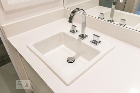 Detalhe do Banheiro de apartamento para alugar com 1 quarto, 60m² em Alphaville, Barueri