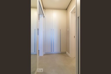 Roupeiro do Corredor de apartamento para alugar com 1 quarto, 60m² em Alphaville, Barueri