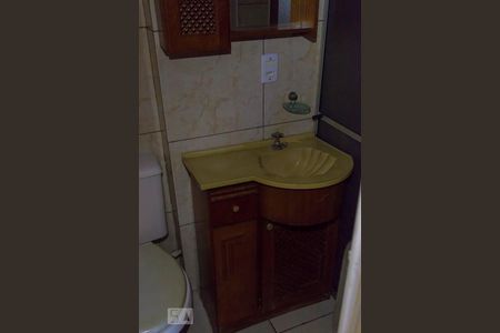 Banheiro de apartamento à venda com 2 quartos, 46m² em Cristal, Porto Alegre