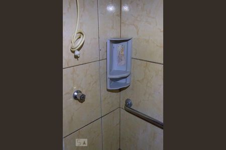 Banheiro de apartamento à venda com 2 quartos, 46m² em Cristal, Porto Alegre