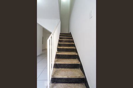 Escadas  de casa à venda com 5 quartos, 250m² em Vila Canero, São Paulo