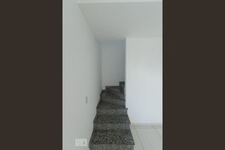 Escada Acesso Quartos de casa para alugar com 2 quartos, 80m² em Vila Invernada, São Paulo