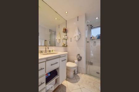 Banheiro de apartamento para alugar com 1 quarto, 60m² em Pinheiros, São Paulo