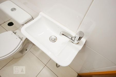 Detalhe lavabo de casa de condomínio para alugar com 2 quartos, 52m² em Penha de França, São Paulo