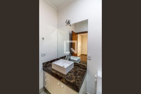 Casa de condomínio à venda com 350m², 4 quartos e 6 vagasBanheiro da Suíte 2