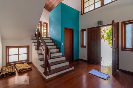 Escadas de casa de condomínio à venda com 4 quartos, 346m² em Alphaville, Santana de Parnaíba