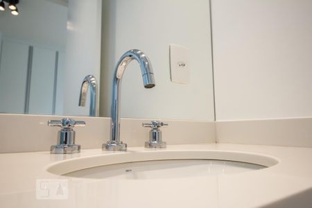 Banheiro social detalhe de kitnet/studio para alugar com 1 quarto, 35m² em Pinheiros, São Paulo