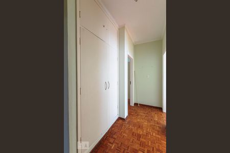 Corredor de casa à venda com 3 quartos, 250m² em Parque São Quirino, Campinas