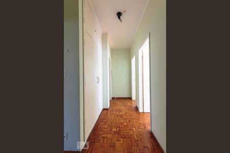 Corredor de casa à venda com 3 quartos, 250m² em Parque São Quirino, Campinas