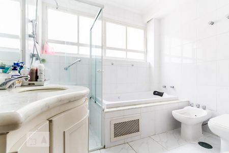 Apartamento à venda com 210m², 3 quartos e 2 vagas Apartamento à venda com 210m², 3 quartos e 2 vagasSuite