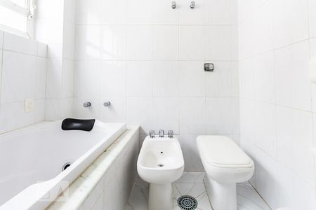 Apartamento à venda com 210m², 3 quartos e 2 vagas Apartamento à venda com 210m², 3 quartos e 2 vagasSuite