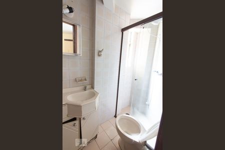 Banheiro de apartamento para alugar com 1 quarto, 51m² em Hugo Lange, Curitiba