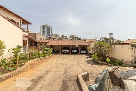 Casa à venda com 386m², 3 quartos e 8 vagas Casa à venda com 386m², 3 quartos e 8 vagasGaragem