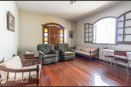 Casa à venda com 386m², 3 quartos e 8 vagas Casa à venda com 386m², 3 quartos e 8 vagasSala do Segundo Andar