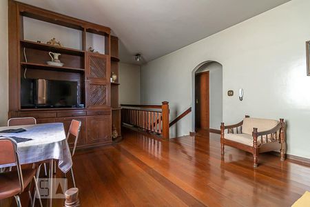 Casa à venda com 386m², 3 quartos e 8 vagas Casa à venda com 386m², 3 quartos e 8 vagasSala do Segundo Andar