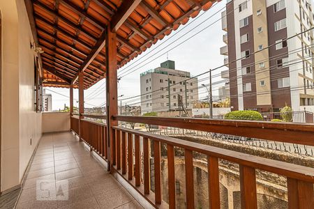 Casa à venda com 386m², 3 quartos e 8 vagas Casa à venda com 386m², 3 quartos e 8 vagasSacada da Sala do Segundo Andar
