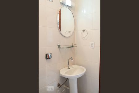 BANHEIRO de casa para alugar com 2 quartos, 140m² em Vila Palmeiras, São Paulo