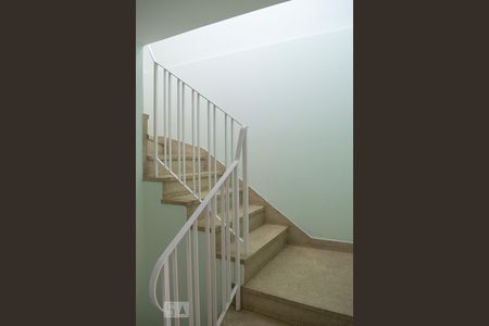 ESCADAS de casa para alugar com 2 quartos, 140m² em Vila Palmeiras, São Paulo