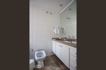 Banheiro escritório de apartamento para alugar com 3 quartos, 350m² em Jardim Paulista, São Paulo