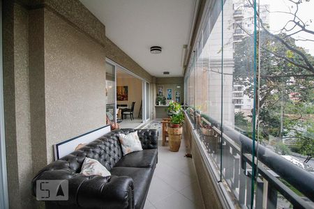 Apartamento para alugar com 260m², 4 quartos e 5 vagasVaranda