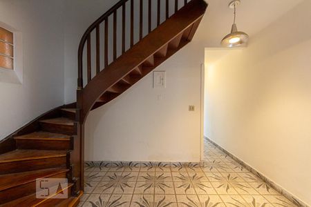 Hall da escada de casa à venda com 2 quartos, 250m² em Pinheiros, São Paulo