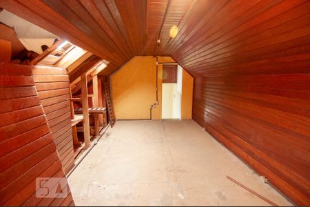 Casa à venda com 216m², 4 quartos e 3 vagas Casa à venda com 216m², 4 quartos e 3 vagasSotão