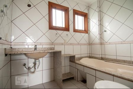 Casa à venda com 216m², 4 quartos e 3 vagas Casa à venda com 216m², 4 quartos e 3 vagasBanheiro Suíte