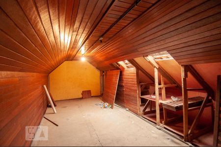 Casa à venda com 216m², 4 quartos e 3 vagas Casa à venda com 216m², 4 quartos e 3 vagasSotão