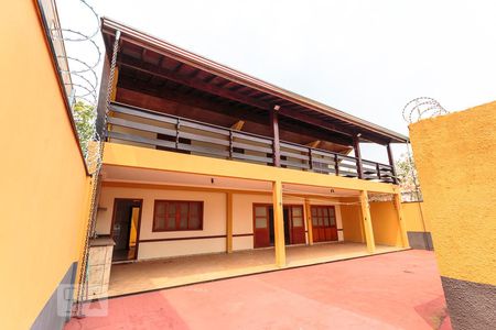 Casa à venda com 279m², 3 quartos e 4 vagas Casa à venda com 279m², 3 quartos e 4 vagasFachada