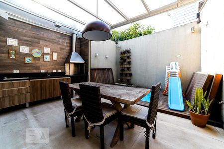 Casa à venda com 270m², 2 quartos e 3 vagas Casa à venda com 270m², 2 quartos e 3 vagasChurrasqueira