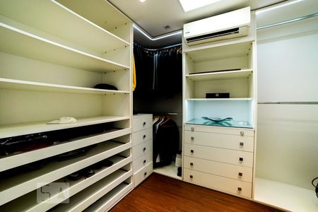 Casa à venda com 270m², 2 quartos e 3 vagas Casa à venda com 270m², 2 quartos e 3 vagasCloset