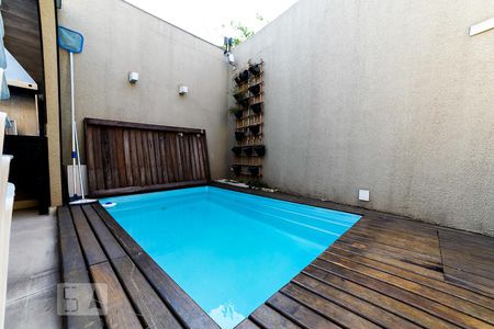 Casa à venda com 270m², 2 quartos e 3 vagas Casa à venda com 270m², 2 quartos e 3 vagasPiscina
