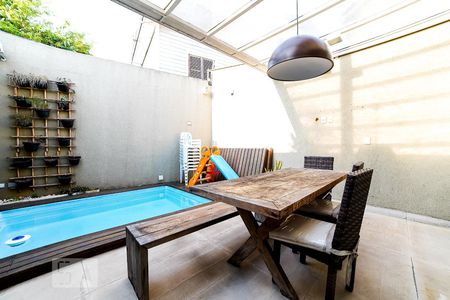 Casa à venda com 270m², 2 quartos e 3 vagas Casa à venda com 270m², 2 quartos e 3 vagasPiscina