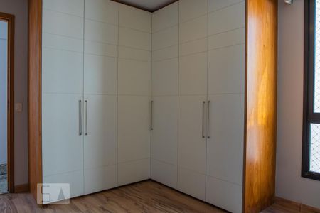 Apartamento para alugar com 130m², 3 quartos e 2 vagas Apartamento para alugar com 130m², 3 quartos e 2 vagasSuíte