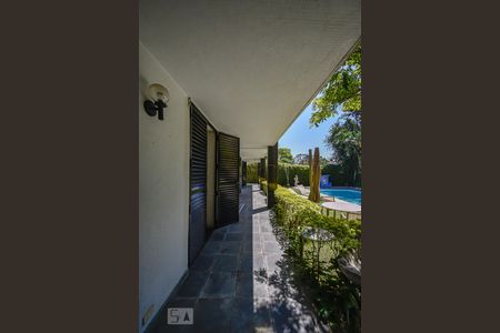 Casa à venda com 500m², 3 quartos e 4 vagasCorredor externo