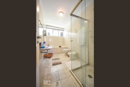 Casa à venda com 500m², 3 quartos e 4 vagasBanheiro dos Quartos 1 e 2