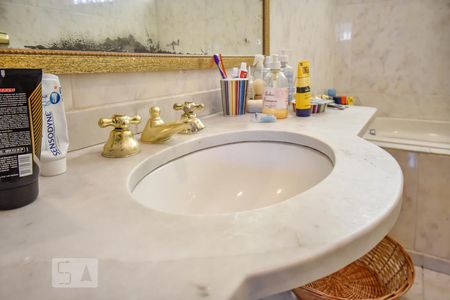 Casa à venda com 500m², 3 quartos e 4 vagasBanheiro dos Quartos 1 e 2